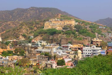 AMBER RAJASTHAN INDIA - 02: 27 2023: Hanuman Ji Tapınağı Hindu hac alanı, Galta Ji antik çağlardan kalma değil, bir dizi tapınaktır.