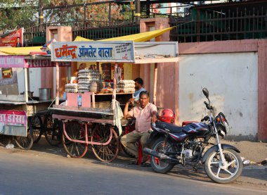 JAIPUR RAJASTHAN INDIA - 04 01 2023: sokak yumurtacısı. Sokak satıcılığı, hem mal hem de hizmetlere yönelik çeşitli faaliyetler gerektirir. 