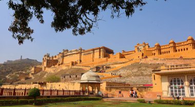 AMBER RAJASTHAN INDIA - 02 27 2023: Amber kalesi Meenas Hanedanı 'ndan Alan Singh Chanda tarafından kuruldu.