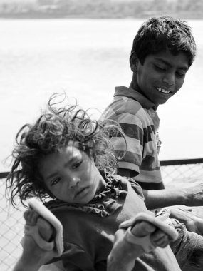 JAIPUR RAJASTHAN INDIA - 02 28 2023: Fakir çocukların portresi, milyonlarca Hintli çocuk aşırı yoksulluk içinde yaşıyor, hayatlarını ve zihinlerinin gelişimini riske atıyor..