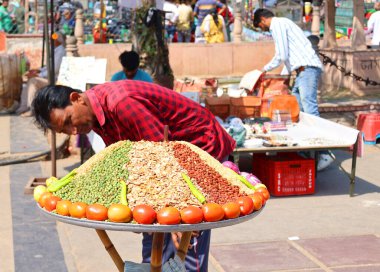 JAIPUR RAJASTHAN INDIA - 03 01 2023: Meyve pazarında baharat, fındık ve sebze satan adam
