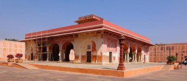 JAIPUR INDIA - 02 28 2023: Şehir Sarayı, Jaipur ile aynı zamanda Jaipur Sarayı, Maharaja Sawai Jai Singh II tarafından kurulmuştur.