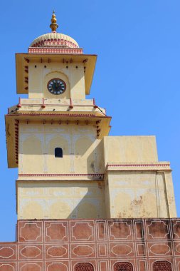 JAIPUR RAJASTHAN INDIA - 04 01 2023: Pembe şehirdeki Şehir Sarayı 'nın girişi 1734 yılında inşa edilen Tripolia Kapısı olarak adlandırılır.. 