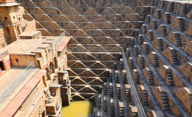 UTTAR PRADESH INDIA - 03 01 2023: Abhaneri veya Abaneri, Hindistan 'ın Rajasthan eyaletine bağlı bir köydür. Abhaneri, şimdi Chand Baori 'ler için popüler olan antik şehir Abhangari' nin kalıntılarını veriyor.