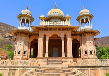 ALWAR RAJASTHAN INDIA - 02 28 2023: Moosi Maharani Ki Chhatri Alwar en sanatsal anıt ve en kraliyet anıtı, büyüleyici bir hikayeyle doludur. Bu mezarı Alwar 'dan Maharaja Vinay Singh inşa etti.