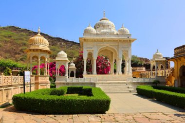 ALWAR RAJASTHAN INDIA - 02 28 2023: Moosi Maharani Ki Chhatri Alwar en sanatsal anıt ve en kraliyet anıtı, büyüleyici bir hikayeyle doludur. Bu mezarı Alwar 'dan Maharaja Vinay Singh inşa etti.