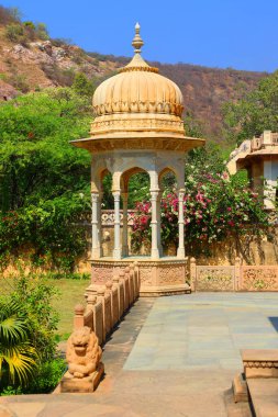 ALWAR RAJASTHAN INDIA - 02 28 2023: Moosi Maharani Ki Chhatri Alwar en sanatsal anıt ve en kraliyet anıtı, büyüleyici bir hikayeyle doludur. Bu mezarı Alwar 'dan Maharaja Vinay Singh inşa etti.