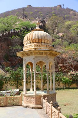 ALWAR RAJASTHAN INDIA - 02 28 2023: Moosi Maharani Ki Chhatri Alwar en sanatsal anıt ve en kraliyet anıtı, büyüleyici bir hikayeyle doludur. Bu mezarı Alwar 'dan Maharaja Vinay Singh inşa etti.