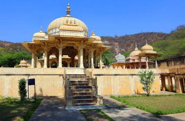 ALWAR RAJASTHAN INDIA - 02 28 2023: Moosi Maharani Ki Chhatri Alwar en sanatsal anıt ve en kraliyet anıtı, büyüleyici bir hikayeyle doludur. Bu mezarı Alwar 'dan Maharaja Vinay Singh inşa etti.