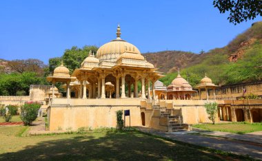 ALWAR RAJASTHAN INDIA - 02 28 2023: Moosi Maharani Ki Chhatri Alwar en sanatsal anıt ve en kraliyet anıtı, büyüleyici bir hikayeyle doludur. Bu mezarı Alwar 'dan Maharaja Vinay Singh inşa etti.