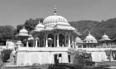 ALWAR RAJASTHAN INDIA - 02 28 2023: Moosi Maharani Ki Chhatri Alwar en sanatsal anıt ve en kraliyet anıtı, büyüleyici bir hikayeyle doludur. Bu mezarı Alwar 'dan Maharaja Vinay Singh inşa etti.