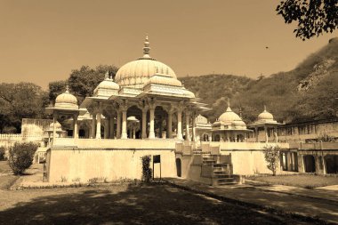 ALWAR RAJASTHAN INDIA - 02 28 2023: Moosi Maharani Ki Chhatri Alwar en sanatsal anıt ve en kraliyet anıtı, büyüleyici bir hikayeyle doludur. Bu mezarı Alwar 'dan Maharaja Vinay Singh inşa etti.