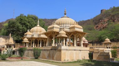 ALWAR RAJASTHAN INDIA - 02 28 2023: Moosi Maharani Ki Chhatri Alwar en sanatsal anıt ve en kraliyet anıtı, büyüleyici bir hikayeyle doludur. Bu mezarı Alwar 'dan Maharaja Vinay Singh inşa etti.