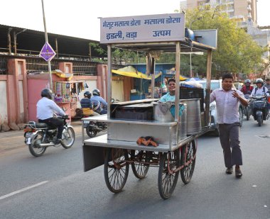 JAIPUR RAJASTHAN INDIA - 04 01 2023: sokak yiyecek satıcısı. Sokak satıcılığı, hem mal hem de hizmetlere yönelik çeşitli faaliyetler gerektirir.