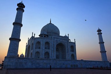 TAJ MAHAL UTTAR PRADESH INDIA - 03 01 01 2023: Gün doğumunda Taj Mahal manzarası Agra 'da Yamuna nehrinin sağ kıyısındaki fildişi beyazı mermer mozoledir.