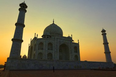 TAJ MAHAL UTTAR PRADESH INDIA - 03 01 01 2023: Gün doğumunda Taj Mahal manzarası Agra 'da Yamuna nehrinin sağ kıyısındaki fildişi beyazı mermer mozoledir.