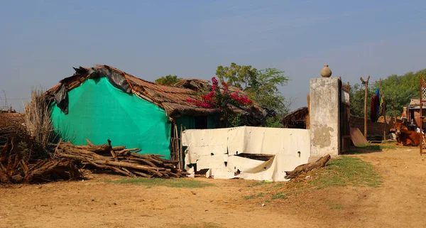 RURAL RAJASTHAN INDIA - 02 28 2023: küçük geleneksel Hint köy evi. Hindistan 'ın kırsal kesiminin renkli binaları. 