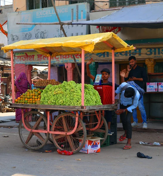 JODHPUR RAJASTHAN INDIA - 02 14 2023: İnsan, şehrin ortasındaki en eski cadde pazarlarından biri olan Sardar Pazarı 'nı saat kulesine yakın bir yerde satmaktadır. Maharaja Sardar Singh tarafından yapıldı.