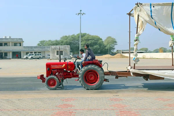 Rural Rajasthan India 2023 Mahindra 475 Traktorer Bland Indiens Mest — Stockfoto