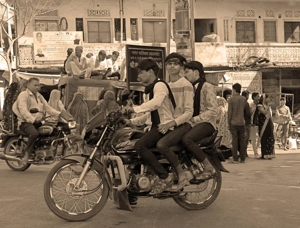 Rural Rajasthan India 2023 Indian Teenagers Motorbike Road Rajasthan — Stock Photo, Image