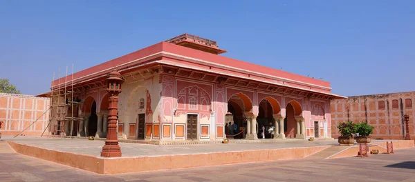 JAIPUR INDIA - 02 28 2023: Şehir Sarayı, Jaipur ile aynı zamanda Jaipur Sarayı, Maharaja Sawai Jai Singh II tarafından kurulmuştur.