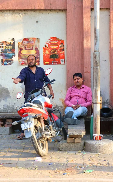 Jaipur Rajasthan India 2023 Motosikletlerinin Yanında Dinlenen Kimliği Belirsiz Dost — Stok fotoğraf