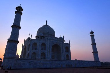 TAJ MAHAL UTTAR PRADESH INDIA - 03 01 01 2023: Gün doğumunda Taj Mahal manzarası Agra 'da Yamuna nehrinin sağ kıyısındaki fildişi beyazı mermer mozoledir.