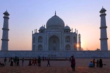 TAJ MAHAL UTTAR PRADESH INDIA - 03 01 01 2023: Gün doğumunda Taj Mahal manzarası Agra 'da Yamuna nehrinin sağ kıyısındaki fildişi beyazı mermer mozoledir.