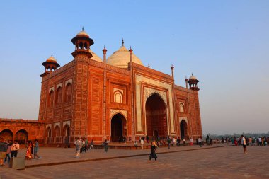 kırmızı kapının girişinde taj majal ayında jaipur, Hindistan