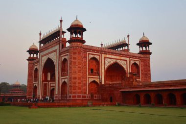 TAJ MAHAL UTTAR PRADESH INDIA - 03 01 01 2023: Darwaza-i-Rauza (Büyük Kapı) Chowk-i Jilo Khana avlusu, Taj Mahal kompleksi, Agra, Hindistan. Kapı mezarın ana girişi..