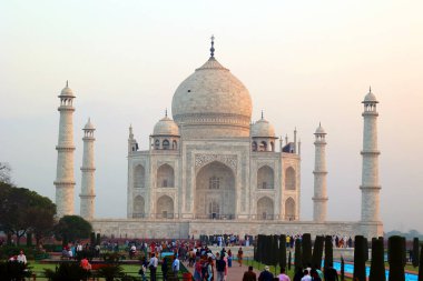 TAJ MAHAL UTTAR PRADESH INDIA - 03 01 01 2023: Gün doğumunda Taj Mahal manzarası Agra 'da Yamuna nehrinin sağ kıyısındaki fildişi beyazı mermer mozoledir.