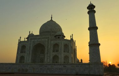 TAJ MAHAL UTTAR PRADESH INDIA - 03 01 01 2023: Gün doğumunda Taj Mahal manzarası Agra 'da Yamuna nehrinin sağ kıyısındaki fildişi beyazı mermer mozoledir.