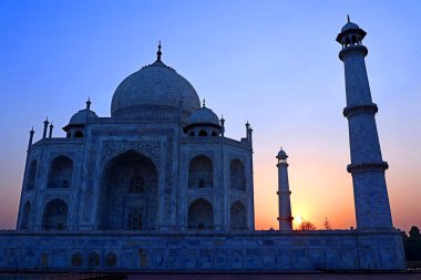 TAJ MAHAL UTTAR PRADESH INDIA - 03 01 01 2023: Gün doğumunda Taj Mahal manzarası Agra 'da Yamuna nehrinin sağ kıyısındaki fildişi beyazı mermer mozoledir.