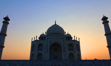 TAJ MAHAL UTTAR PRADESH INDIA - 03 01 01 2023: Gün doğumunda Taj Mahal manzarası Agra 'da Yamuna nehrinin sağ kıyısındaki fildişi beyazı mermer mozoledir.