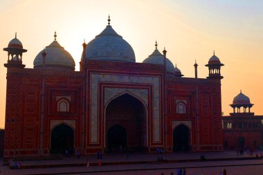 TAJ MAHAL UTTAR PRADESH INDIA - 03 01 01 2023: Gün doğumunda Taj Mahal manzarası Agra 'da Yamuna nehrinin sağ kıyısındaki fildişi beyazı mermer mozoledir.