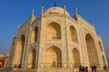 TAJ MAHAL UTTAR PRADESH INDIA - 03 01 01 2023: Gün doğumunda Taj Mahal manzarası Agra 'da Yamuna nehrinin sağ kıyısındaki fildişi beyazı mermer mozoledir.