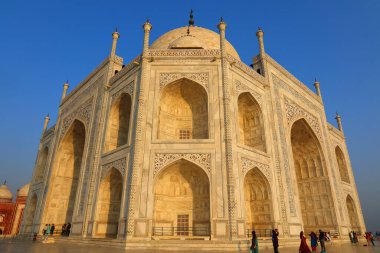TAJ MAHAL UTTAR PRADESH INDIA - 03 01 01 2023: Gün doğumunda Taj Mahal manzarası Agra 'da Yamuna nehrinin sağ kıyısındaki fildişi beyazı mermer mozoledir.