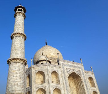 TAJ MAHAL UTTAR PRADESH INDIA - 03 01 2023: Taj Mahal manzarası Agra 'daki Yamuna nehrinin sağ kıyısındaki fildişi beyazı mermer mozoledir.