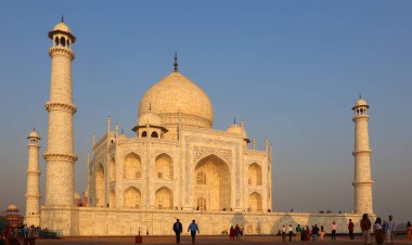 TAJ MAHAL UTTAR PRADESH INDIA - 03 01 2023: Taj Mahal manzarası Agra 'daki Yamuna nehrinin sağ kıyısındaki fildişi beyazı mermer mozoledir.