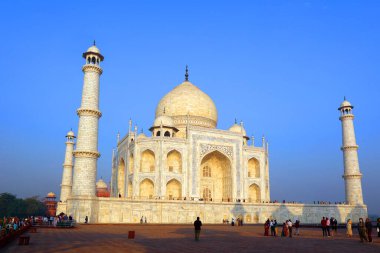 TAJ MAHAL UTTAR PRADESH INDIA - 03 01 2023: Taj Mahal manzarası Agra 'daki Yamuna nehrinin sağ kıyısındaki fildişi beyazı mermer mozoledir.