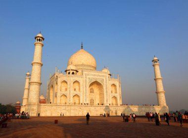 TAJ MAHAL UTTAR PRADESH INDIA - 03 01 2023: Taj Mahal manzarası Agra 'daki Yamuna nehrinin sağ kıyısındaki fildişi beyazı mermer mozoledir.