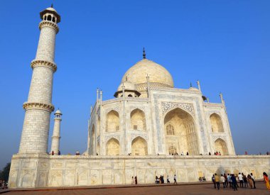 TAJ MAHAL UTTAR PRADESH INDIA - 03 01 2023: Taj Mahal manzarası Agra 'daki Yamuna nehrinin sağ kıyısındaki fildişi beyazı mermer mozoledir.
