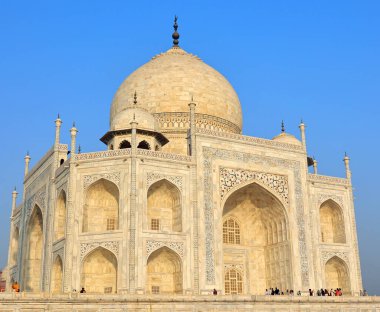 TAJ MAHAL UTTAR PRADESH INDIA - 03 01 2023: Taj Mahal manzarası Agra 'daki Yamuna nehrinin sağ kıyısındaki fildişi beyazı mermer mozoledir.