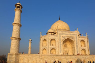 TAJ MAHAL UTTAR PRADESH INDIA - 03 01 2023: Taj Mahal manzarası Agra 'daki Yamuna nehrinin sağ kıyısındaki fildişi beyazı mermer mozoledir.