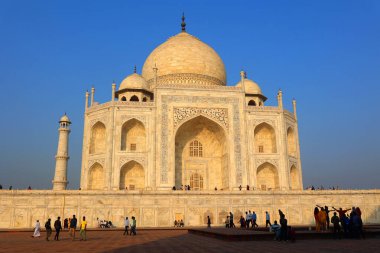 TAJ MAHAL UTTAR PRADESH INDIA - 03 01 2023: Taj Mahal manzarası Agra 'daki Yamuna nehrinin sağ kıyısındaki fildişi beyazı mermer mozoledir.