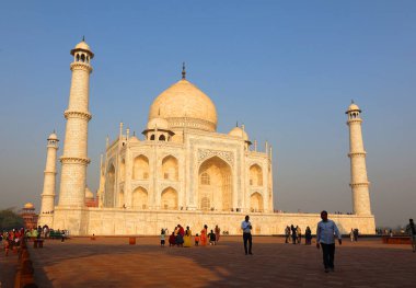 TAJ MAHAL UTTAR PRADESH INDIA - 03 01 2023: Taj Mahal manzarası Agra 'daki Yamuna nehrinin sağ kıyısındaki fildişi beyazı mermer mozoledir.