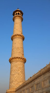 TAJ MAHAL UTTAR PRADESH INDIA - 03 01 2023: Taj Mahal minaresi Agra 'daki Yamuna Nehri' nin sağ kıyısında bulunan fildişi beyazı mermer bir mozoledir.