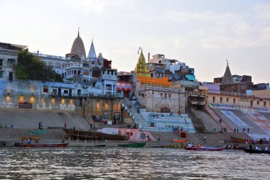 VARANASI BHOJPUR PURVANCHAL INDIA - 03 05 05 2023: Varanasi, Banaras veya Benares ve Kashithat Hindu dünyasında hac, ölüm ve yas geleneğinde merkezi bir yere sahiptir.