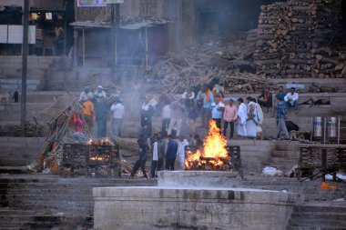 VARANASI BHOJPUR PURVANCHAL INDIA - 03 05 05 2023: Manikarnika Ghat 'ta bilinmeyen bir Hintlinin yakılma töreninin görüntüsü Varanasi' deki Ganj nehri önünde.