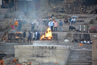 VARANASI BHOJPUR PURVANCHAL INDIA - 03 05 05 2023: Manikarnika Ghat 'ta bilinmeyen bir Hintlinin yakılma töreninin görüntüsü Varanasi' deki Ganj nehri önünde.